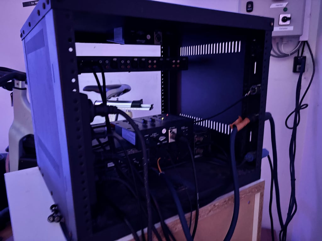 Arri&egrave;re de l'ancien rack de sonorisation, c&acirc;blage d&eacute;sorganis&eacute; avant intervention