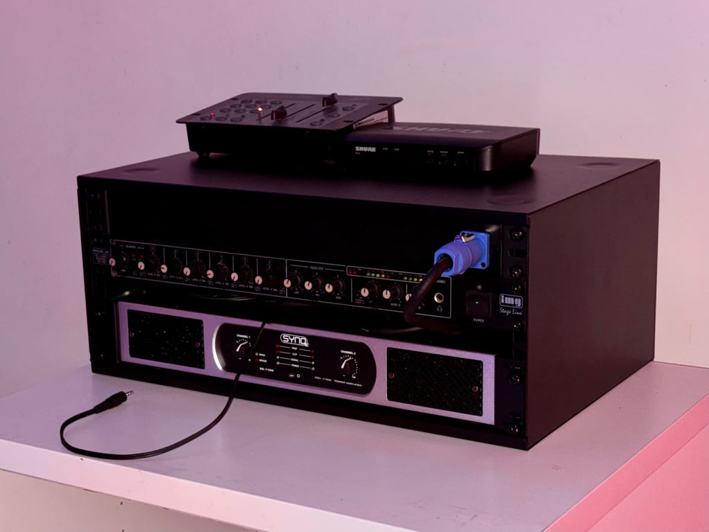 Nouveau rack de sonorisation compact avec amplificateur Synq SE-1100, table de mixage, console DMX et r&eacute;cepteur micro