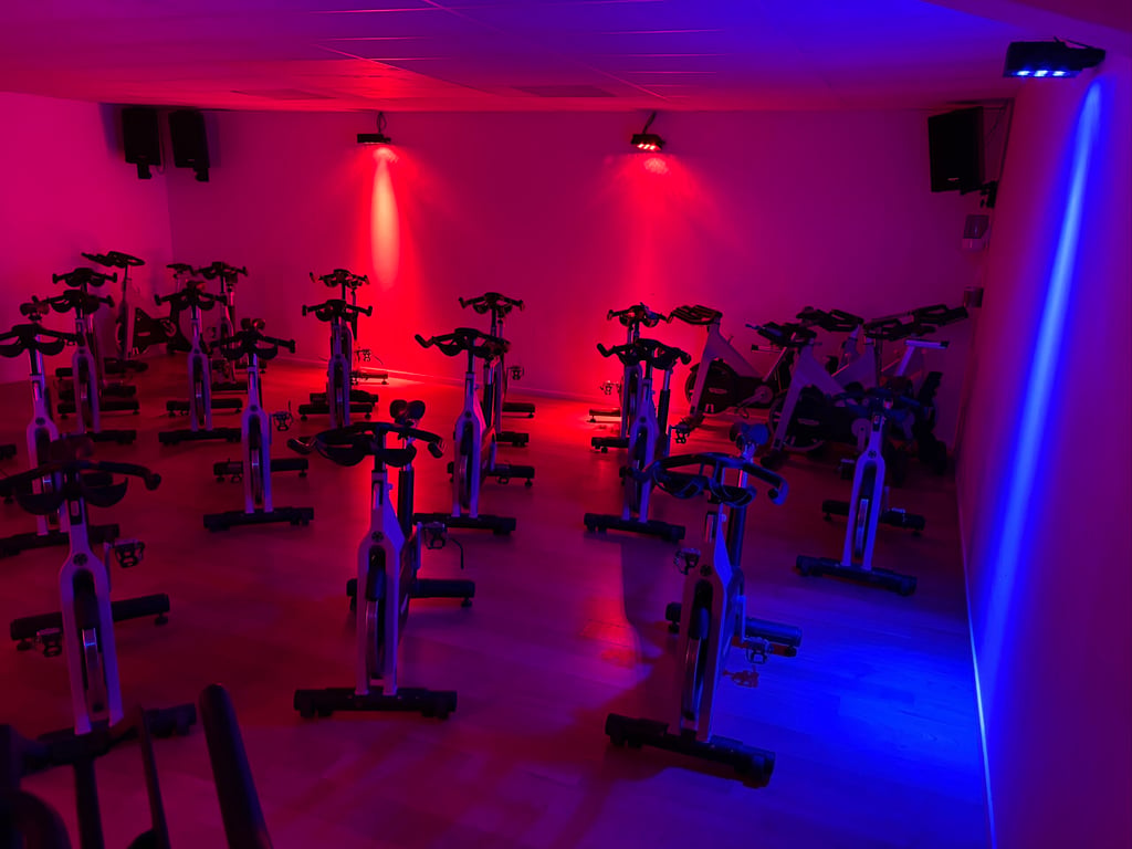 Vue de la salle de spinning et des enceintes r&eacute;install&eacute;es au mur