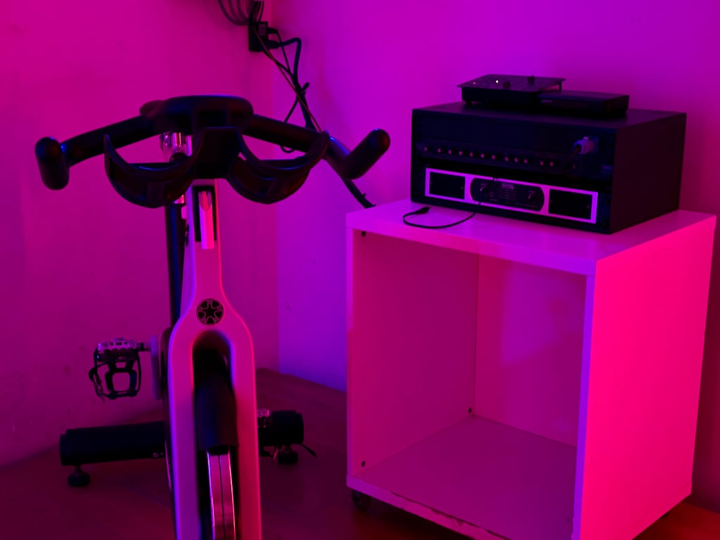 Nouveau rack de sonorisation install&eacute; sur la sc&egrave;ne &agrave; c&ocirc;t&eacute; du v&eacute;lo du professeur de spinning