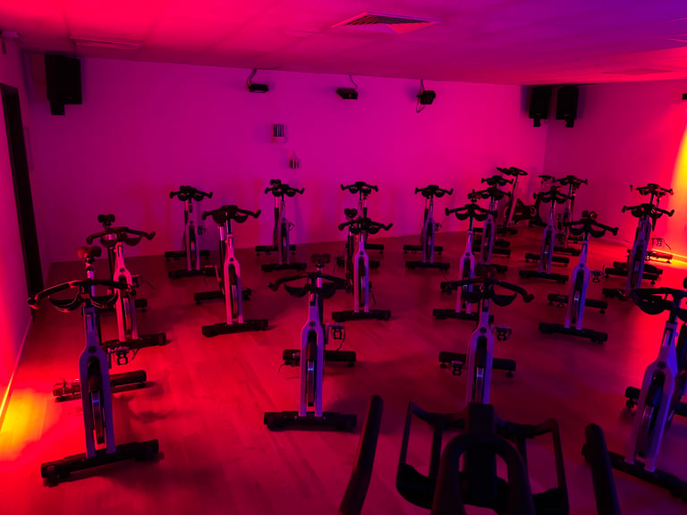 Salle de spinning Da Vinci Fitness Waterloo avec les nouvelles enceintes JB Systems VIBE 10 MK2